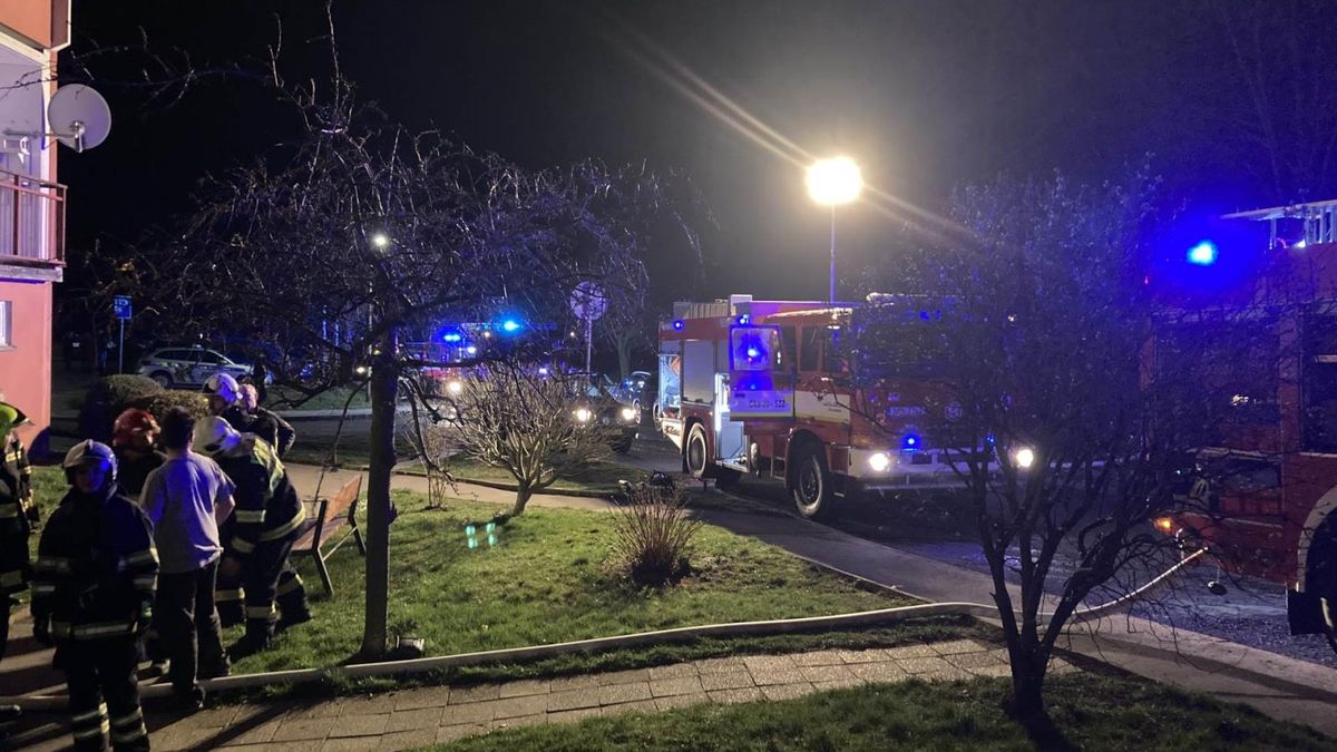 Při požáru v domě s pečovatelskou službou v České Kamenici zemřel jeden člověk